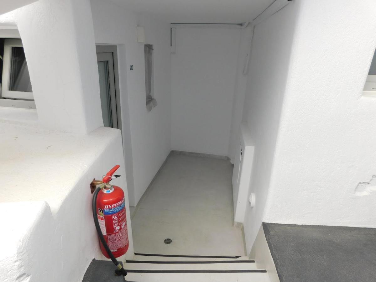 Fira Getaway - Economy Basement Rooms Exterior photo